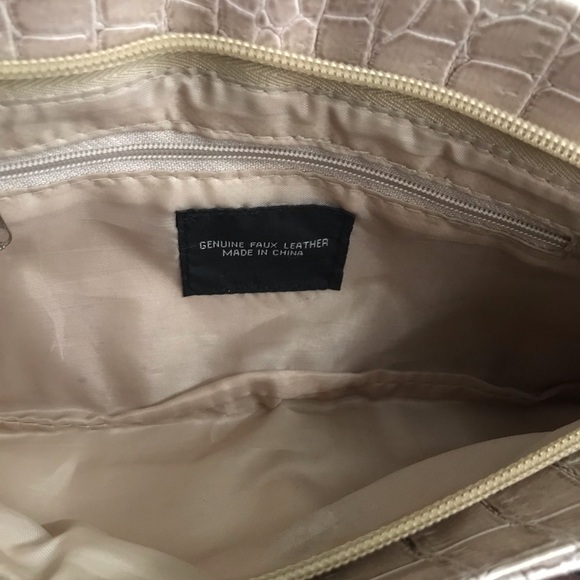 Adorable snakeskin pattern wristlet - Picture 3 of 4